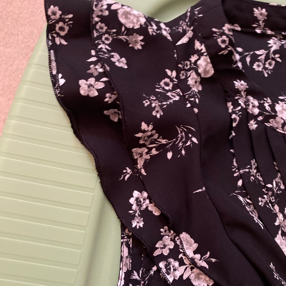 Woman’s short sleeve top by Elle size S. - Picture 13 of 13